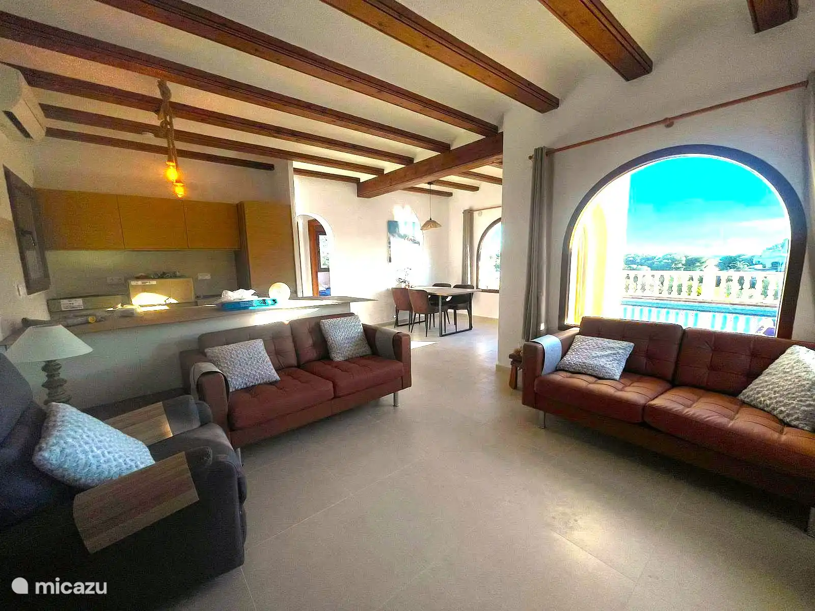 Espace salon confortable avec deux canapés en cuir 2 places et deux fauteuils électriques relax, etc.