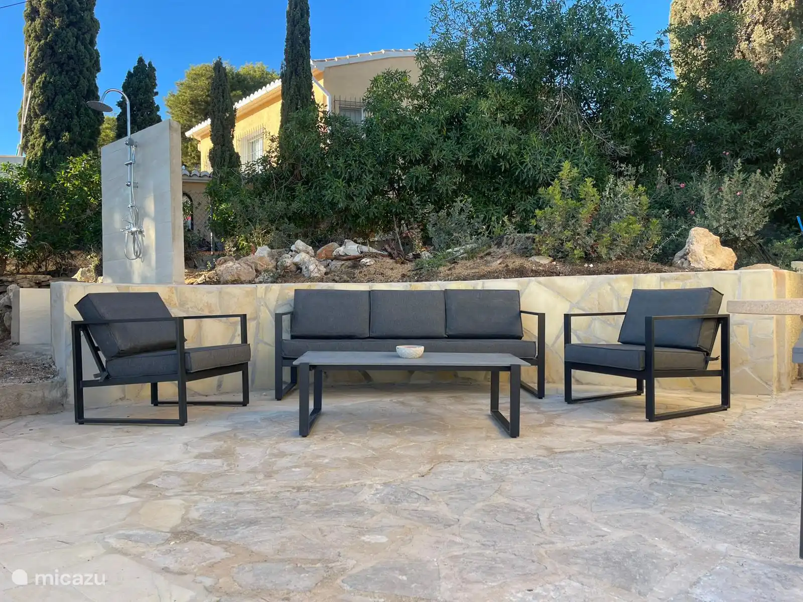 Salon de luxe toutes saisons avec douche extérieure.