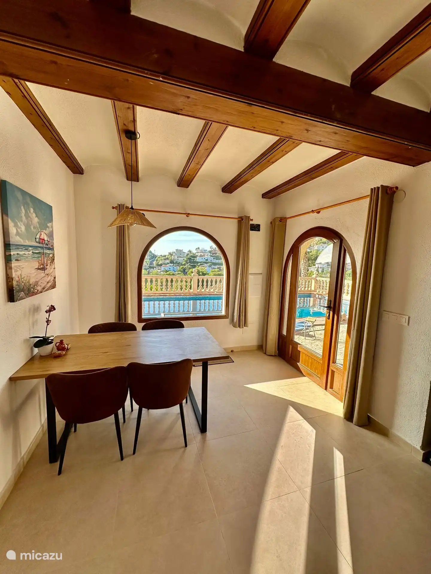 Salle à manger avec une belle vue sur la terrasse, la piscine et les environs.