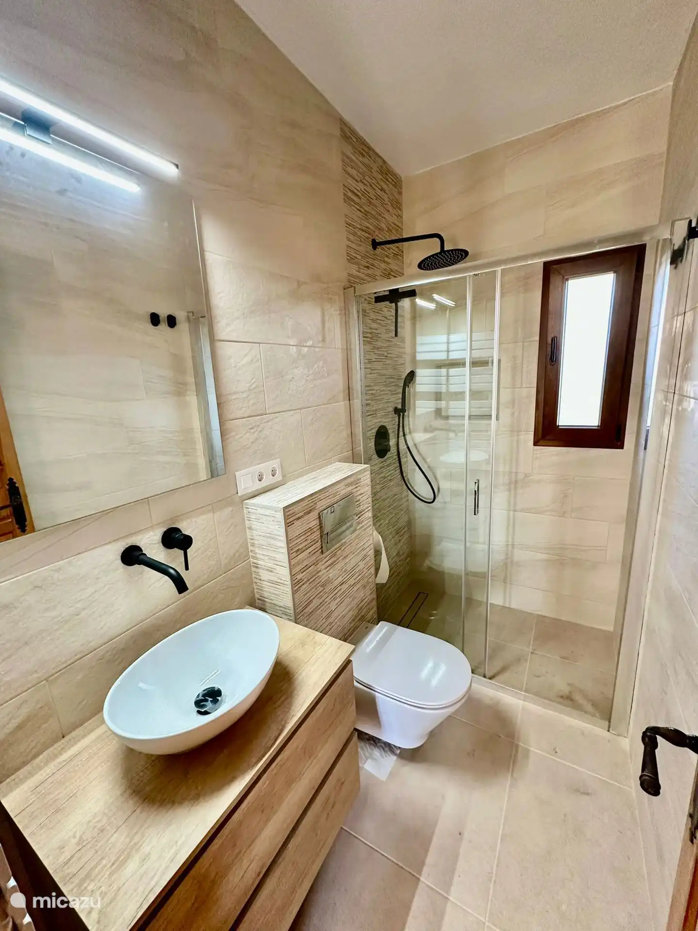 Salle de bain 2 avec : lavabo, toilettes, douche à l’italienne et radiateur serviette.