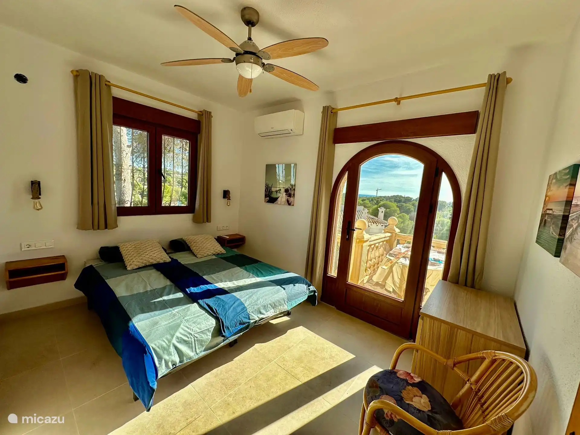 Chambre principale avec portes donnant sur la terrasse. Volets électriques, moustiquaires, ventilateur du soir et climatisation.