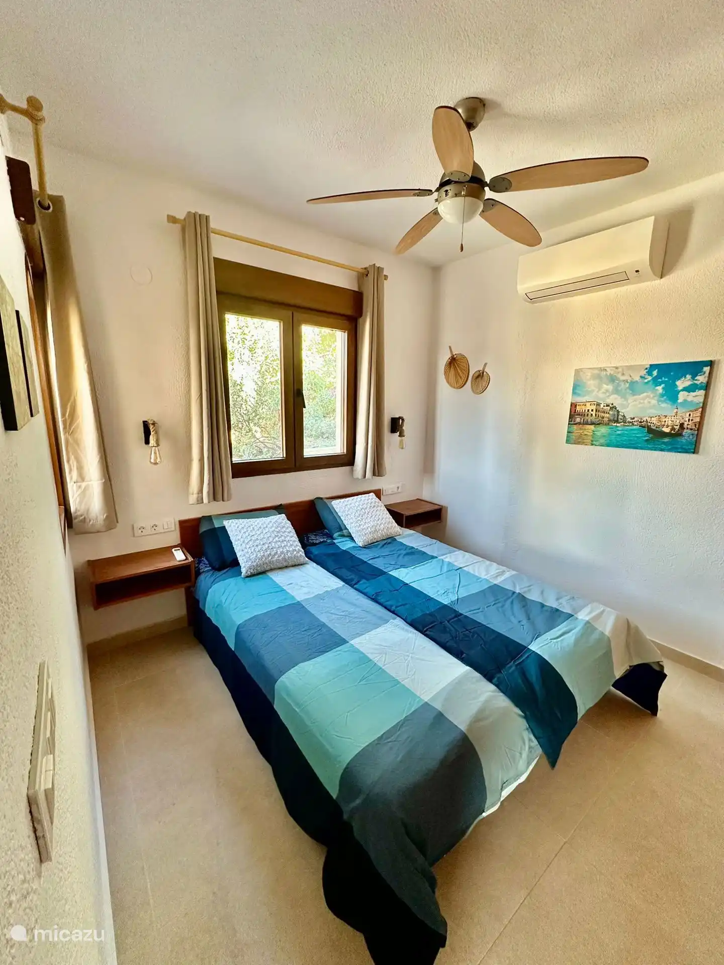 Chambre principale avec salle de bain attenante. Volets électriques, moustiquaires, ventilateur du soir et climatisation.