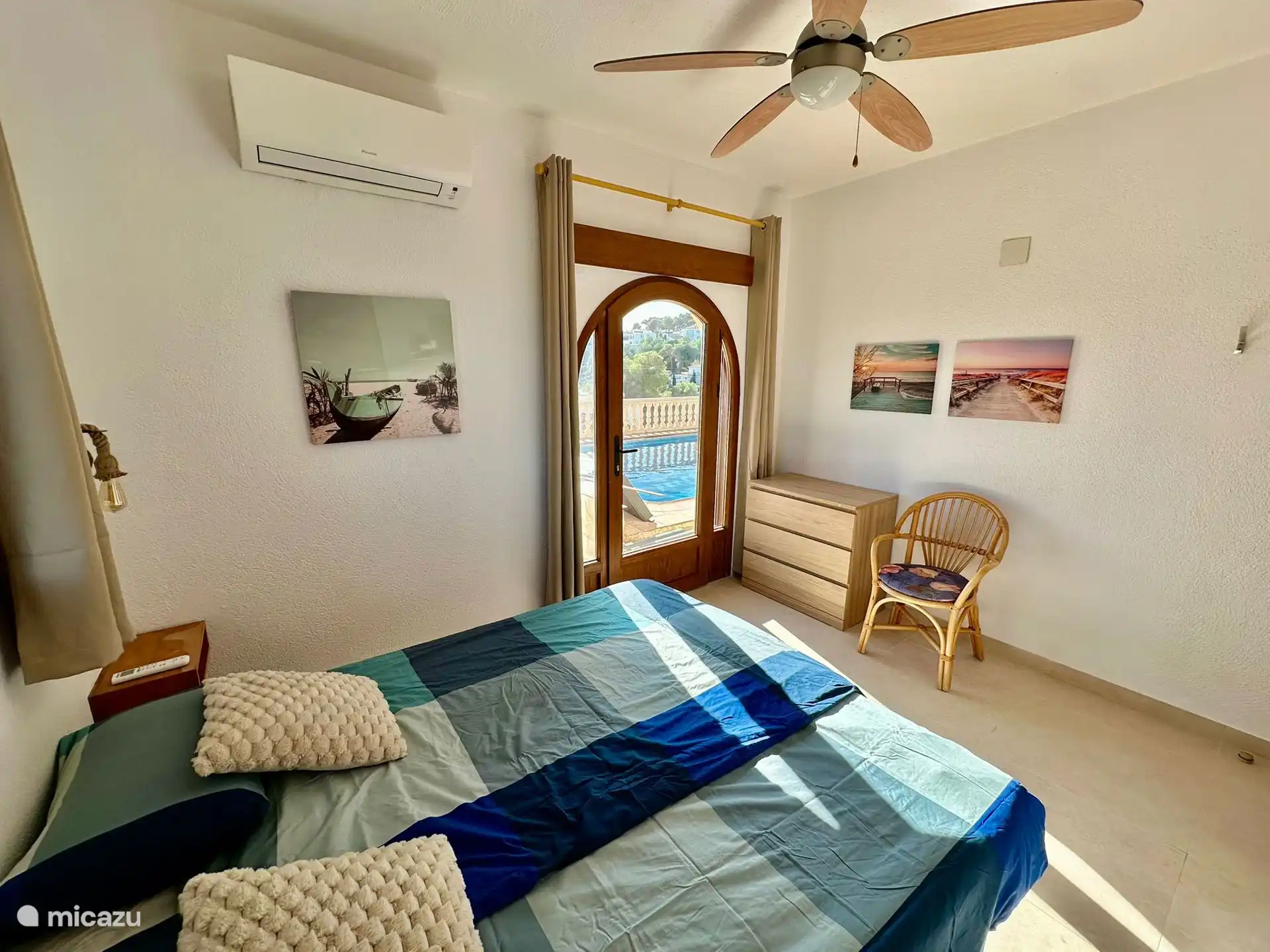 Chambre principale avec portes donnant sur la terrasse. Volets électriques, moustiquaires, ventilateur du soir et climatisation.