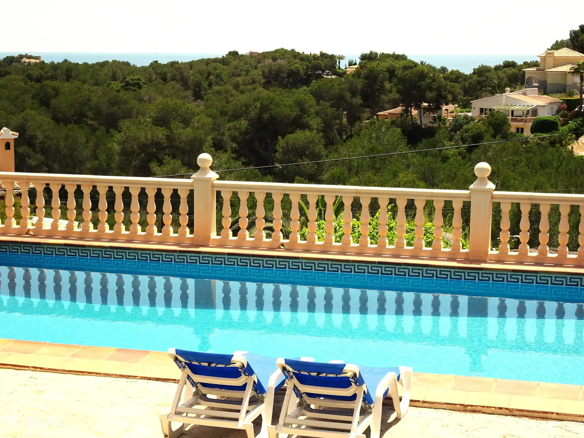 Vue dégagée depuis votre terrasse avec sa propre grande piscine (5x10 m) et la mer au loin. Tu te vois allongé ici ?