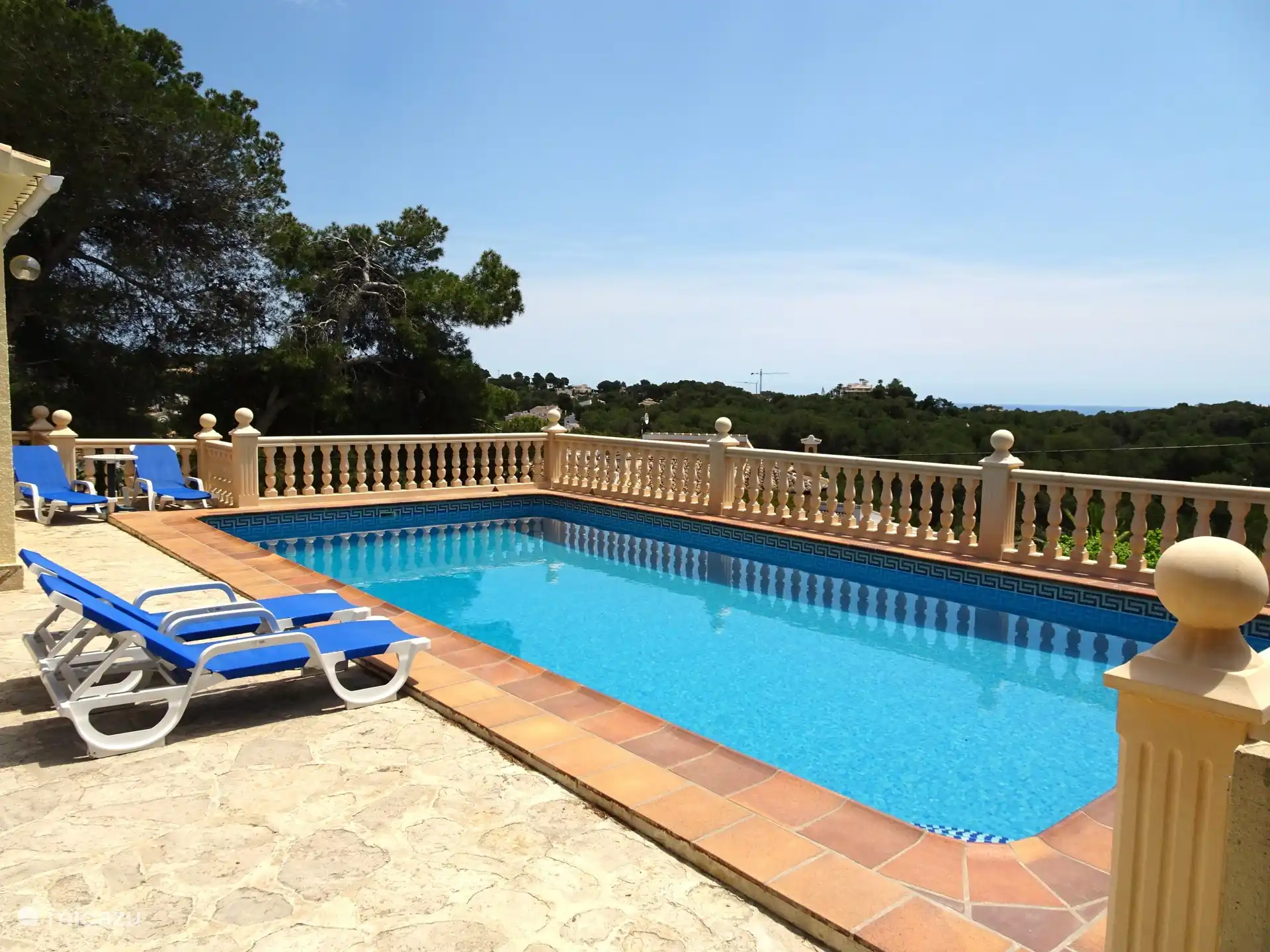 Belle terrasse orientée plein sud et directement sur votre propre piscine. De cette façon, vous pouvez également garder un œil attentif sur vos enfants.