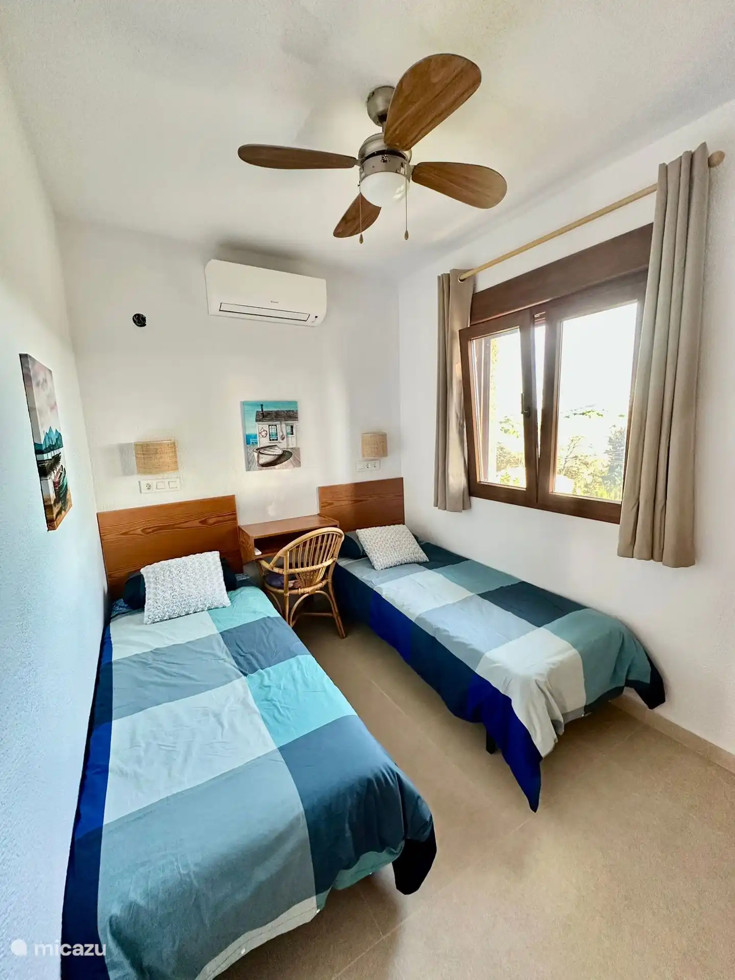 Chambre pour enfants avec volets électriques, moustiquaires, ventilateur du soir et climatisation.