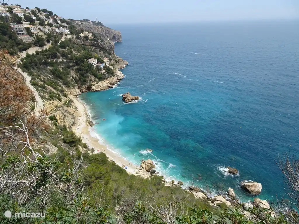 La plage d'Ambolo est accessible en 5 minutes. Seulement 1 des nombreuses petites plages / baies à proximité immédiate.