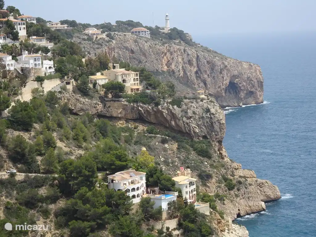 Belles vues sur la mer Méditerranée, les rochers et les bateaux.