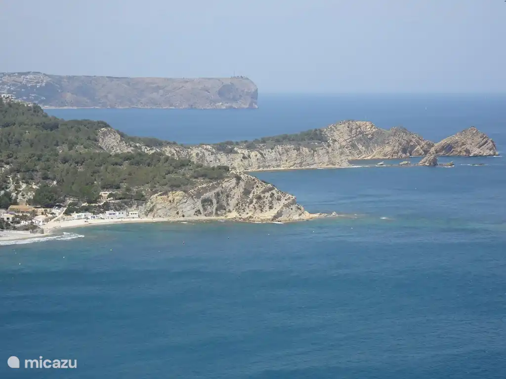 La plage de La Baracca est accessible en 5 minutes. Bel endroit agréable avec un charmant restaurant / bar et un beau coucher de soleil.