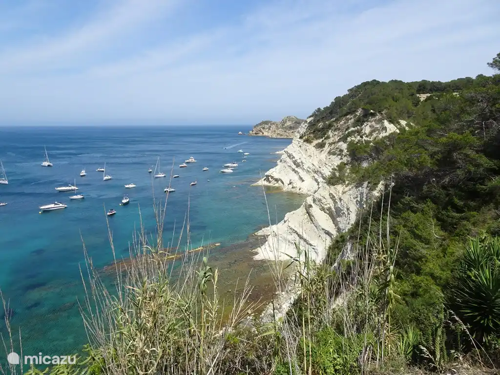 Louez un bateau à moteur/voilier et explorez le magnifique littoral de la Costa Blanca.