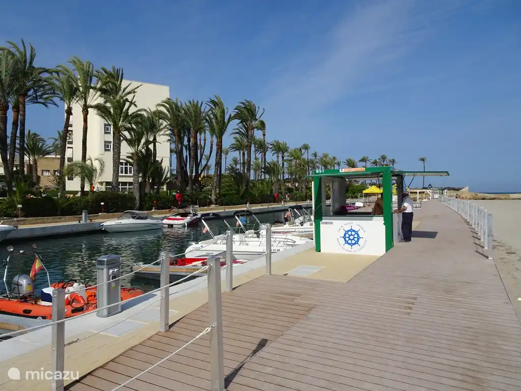 Envie d'une journée en bateau à moteur (également sans permis) ou en jet ski ? Tout est possible sur la grande plage de sable de Javea !