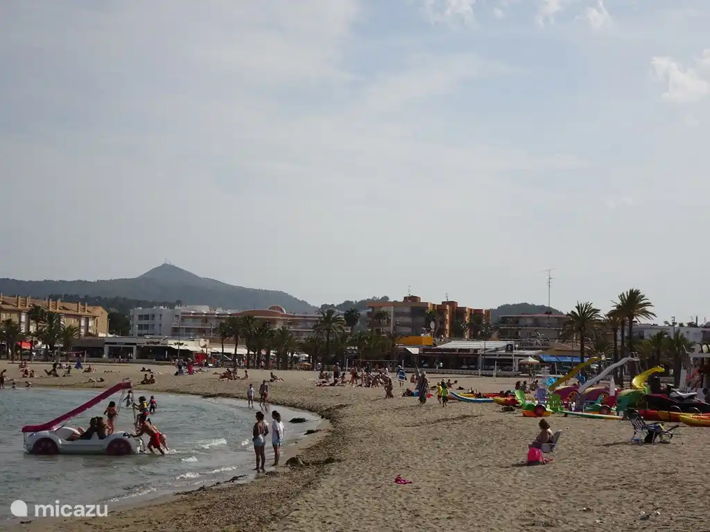 Plage spacieuse et large très adaptée aux enfants avec de nombreux équipements de jeu, des pédalos, des palmiers et de merveilleux bars et restaurants.