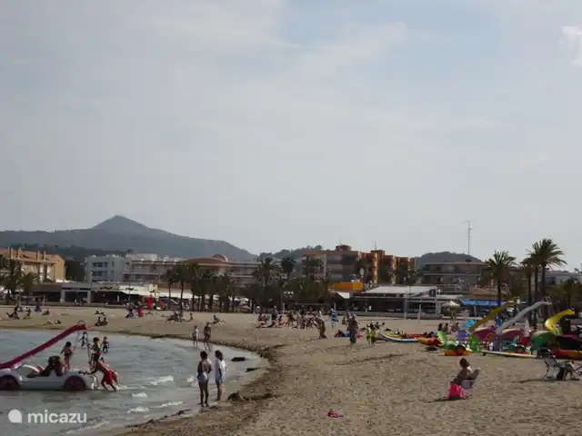 Vista Brillante avec une vue dégagée | Espagne, Costa Blanca, Jávea - villa Plage spacieuse et large très adaptée aux enfants avec de nombreux équipements de jeu, des pédalos, des palmiers et de merveilleux bars et restaurants.