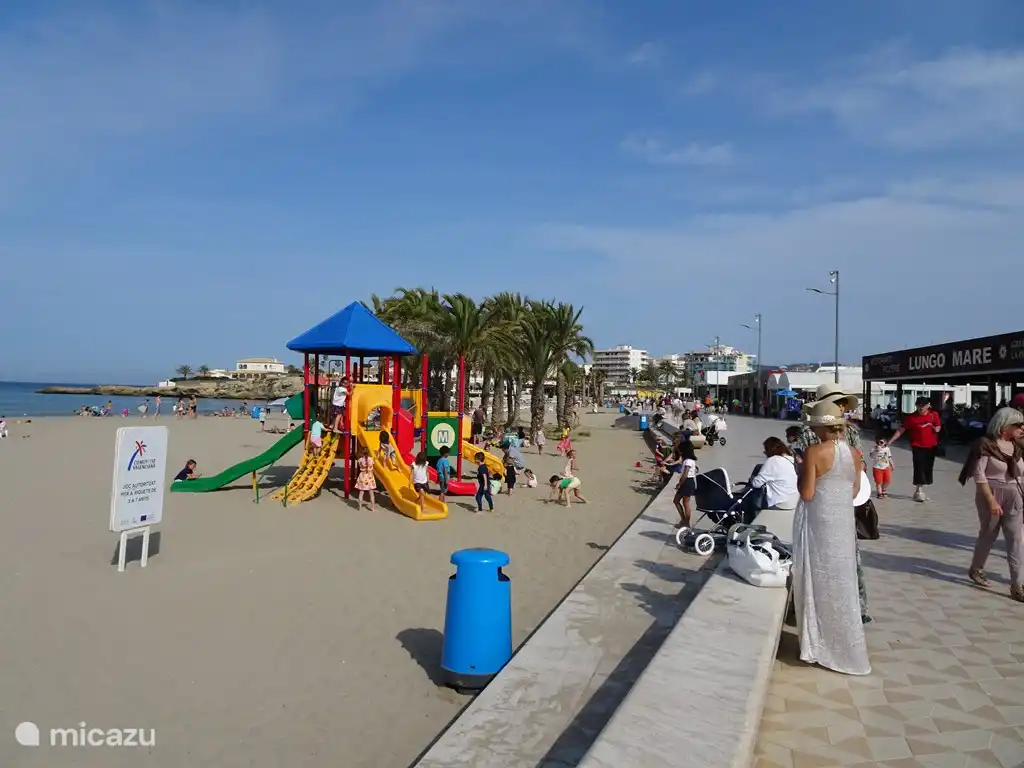 Boulevard spacieux et soigné avec des terrasses confortables, des bars, des restaurants et des soirées dansantes.