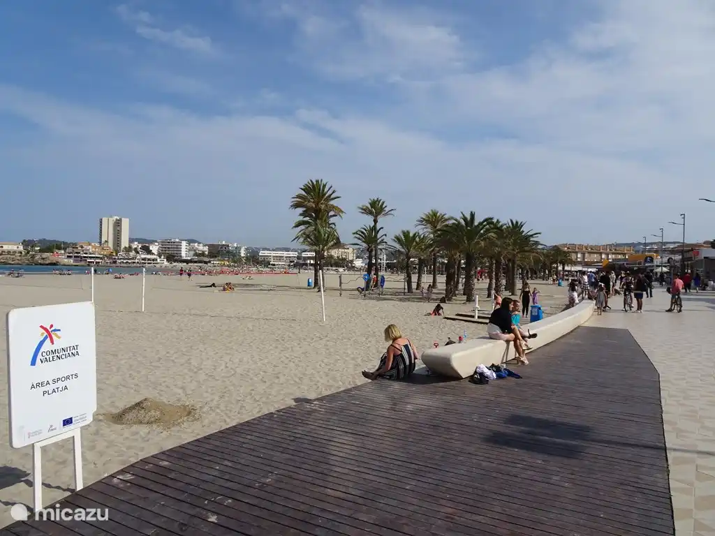 Il y a toujours de la place sur la grande plage de sable pour se détendre ou faire une partie de beach-volley.