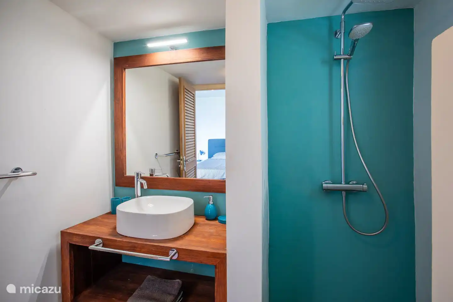 Salle de bain attenante à la chambre principale avec vue sur la mer