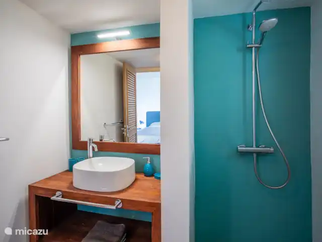 Villa Coral Breeze huren in Curaçao, Banda Abou (west), Coral Estate, Rif St.Marie - villa Ensuite badkamer bij masterbedroom met zeezicht