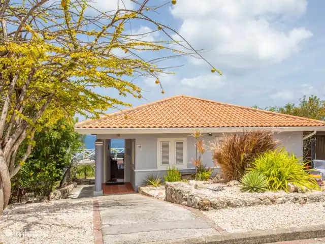 Villa Coral Breeze huren in Curaçao, Banda Abou (west), Coral Estate, Rif St.Marie - villa Voorkant huis vanaf de weg