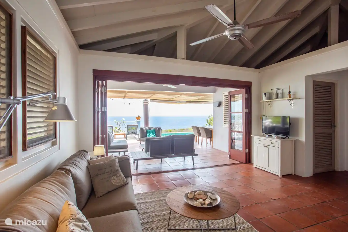 Salon avec portes-fenêtres, vue mer