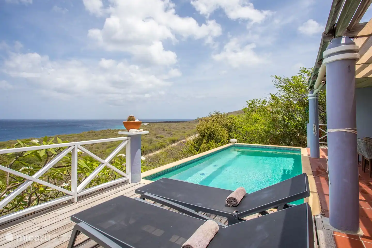 Piscine avec pleine vue mer