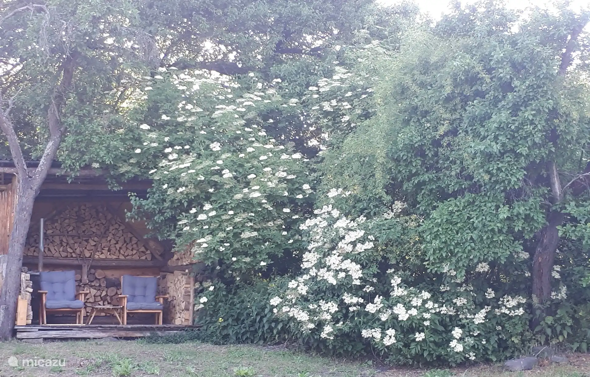 Sentarse relajadamente