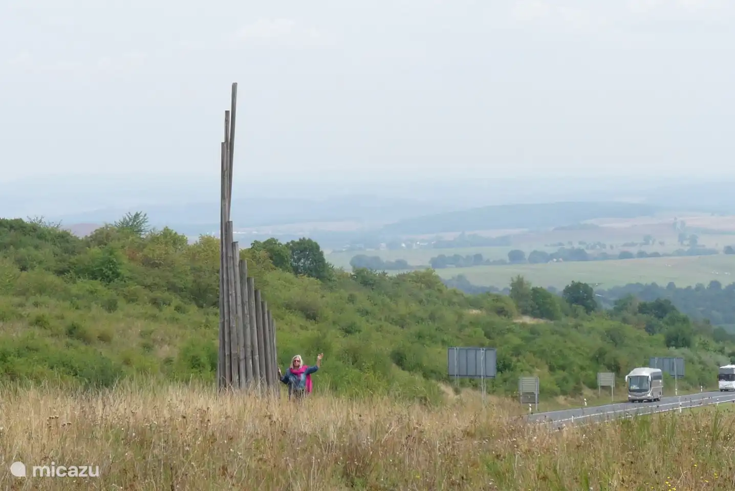 escultura al lado de la carretera