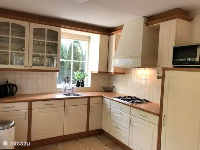 Maison Beerse | Pays-Bas, Overijssel, Beerze - maison de vacances La cuisine ouverte est équipée d'une cuisinière à gaz, d'une hotte aspirante, d'un combiné réfrigérateur-congélateur, d'un four micro-ondes combiné et d'un lave-vaisselle.
