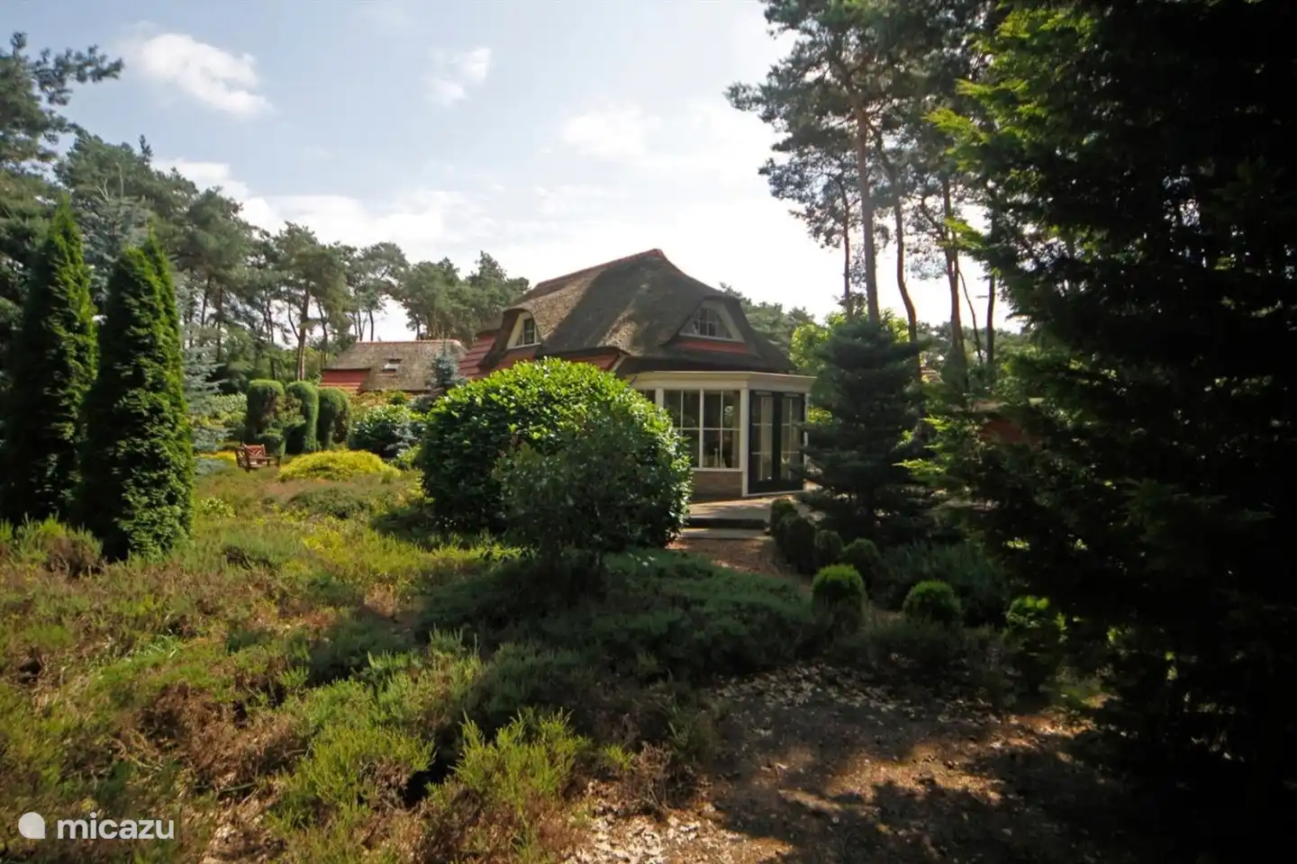 Der Garten des Hauses grenzt an den Wald.