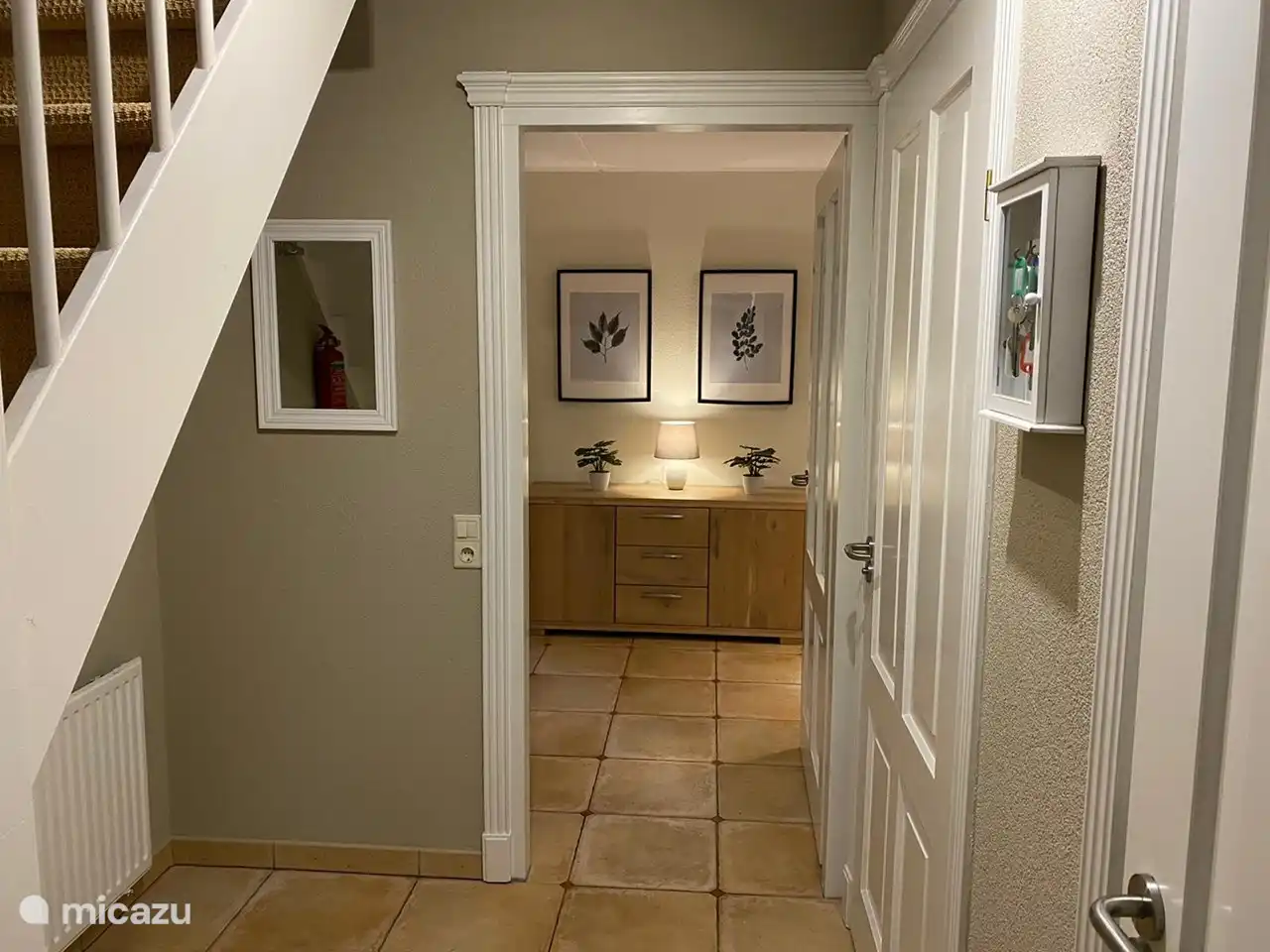 Halle / Eingang mit Treppe zum 1. Stock und Zugang zu Toilette, Bad und Wohnzimmer.