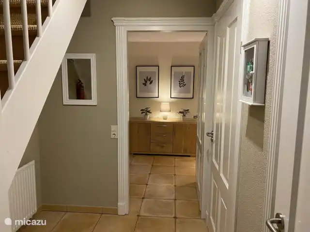 Maison Beerse | Pays-Bas, Overijssel, Beerze - maison de vacances Couloir/entrée avec escalier vers le 1er étage et accès aux toilettes, salle de bain et salon.