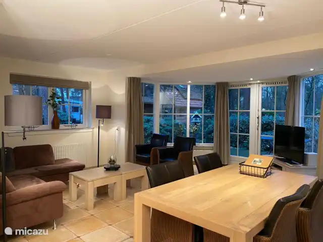 Maison Beerse | Pays-Bas, Overijssel, Beerze - maison de vacances Le salon, avec beaucoup de verre pour que vous puissiez également profiter du magnifique environnement de l'intérieur.