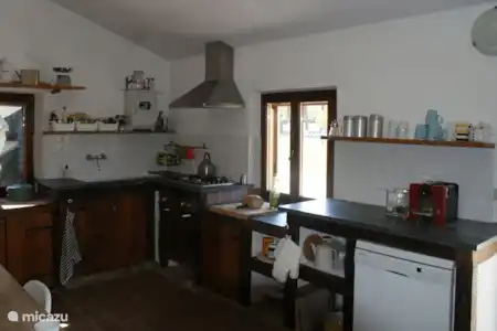 Vakantiehuis Italië, Marche, Fossombrone appartement Casa Gialla Sopra keuken
