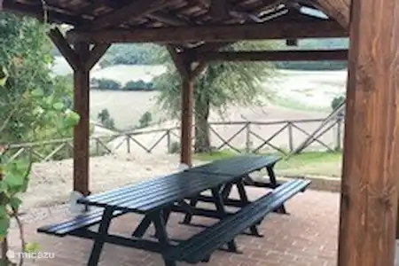 Vakantiehuis Italië, Marche, Fossombrone appartement Casa Gialla Sopra extra veranda met barbecue