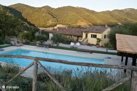 Vakantiehuis Italië, Marche, Fossombrone appartement Casa Gialla Sopra voorkant met zwembad en veranda bij het zwembad