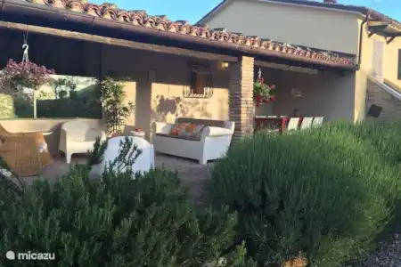 Vakantiehuis Italië, Marche, Fossombrone appartement Casa Gialla Sopra veranda