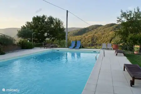 Vakantiehuis Italië, Marche, Fossombrone appartement Casa Gialla Sopra zwembad