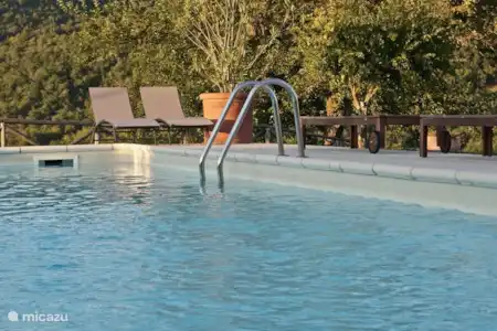 Vakantiehuis Italië, Marche, Fossombrone appartement Casa Gialla Sopra zwembad