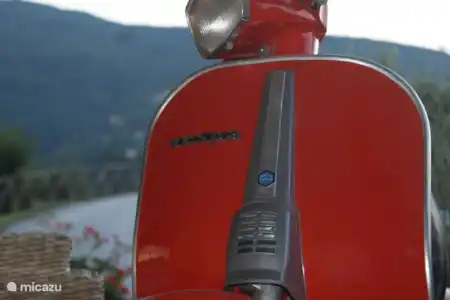Vakantiehuis Italië, Marche, Fossombrone appartement Casa Gialla Sopra Italiaanse vespa