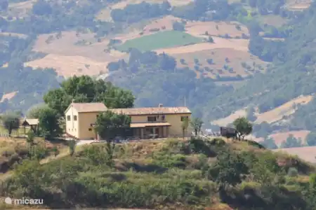 Vakantiehuis Italië, Marche, Fossombrone appartement Casa Gialla sotto achterkant huis