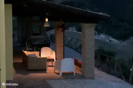 Vakantiehuis Italië, Marche, Fossombrone appartement Casa Gialla sotto veranda voor appartement