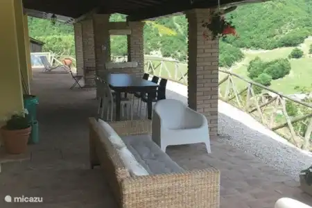 Vakantiehuis Italië, Marche, Fossombrone appartement Casa Gialla sotto veranda voor het appartement