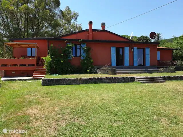 Des vacances parfaites en Toscane | Italie, Toscane, Rosignano Marittimo - maison de vacances Arrière de la maison et pelouse à la piscine