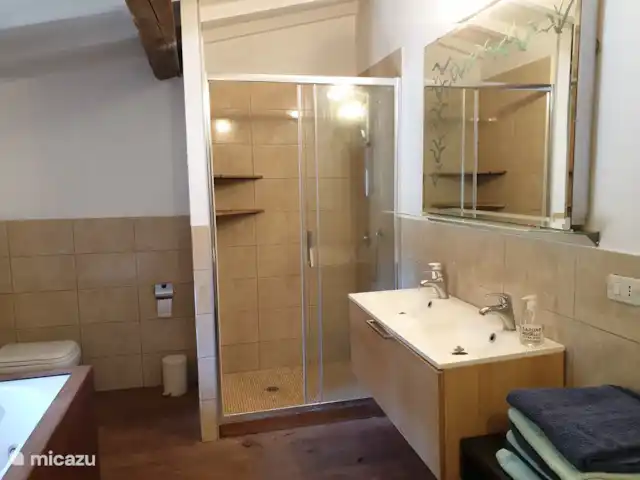 Des vacances parfaites en Toscane | Italie, Toscane, Rosignano Marittimo - maison de vacances Salle de bain avec cabine de douche, baignoire et toilettes