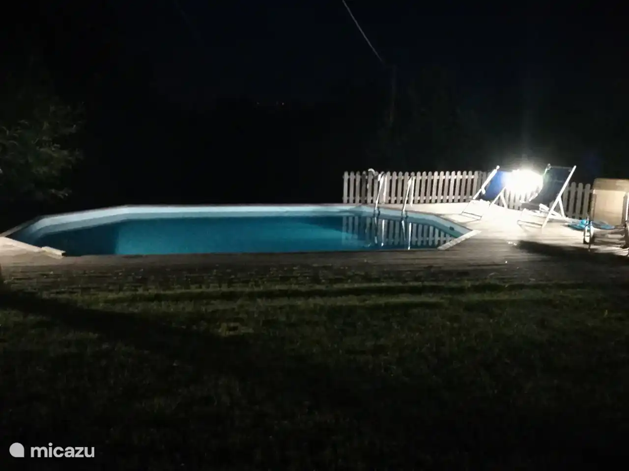  Piscina privada, profundidad 1,5 m. 