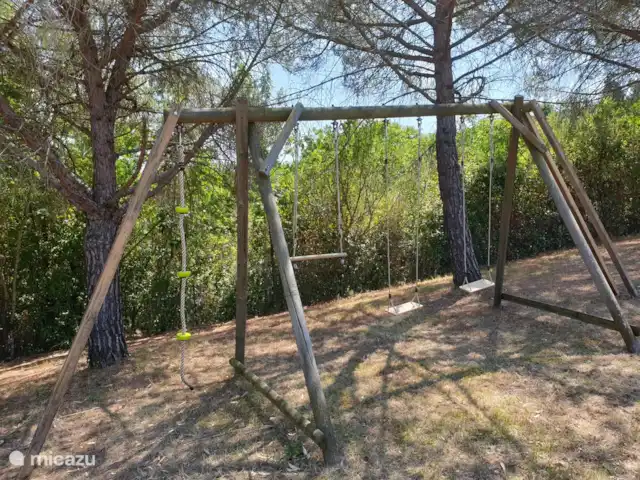 Des vacances parfaites en Toscane | Italie, Toscane, Rosignano Marittimo - maison de vacances Aire de jeux avec balançoires et maison d'escalade