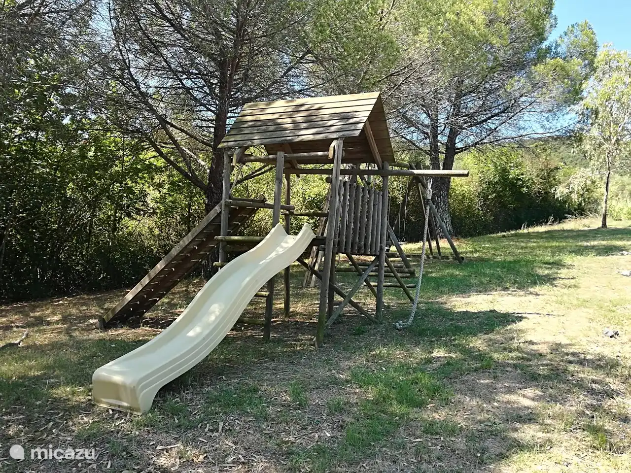 parque infantil con columpios y tobogán