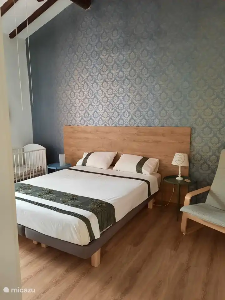 Dormitorio 1: cama doble y cuna