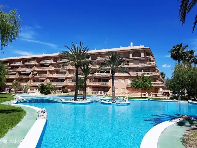 appartement huren in Spanje, Costa Blanca, El Campello – Casa Sophia Zij-aanzicht appartement met zwembad