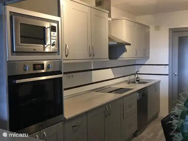 appartement huren in Spanje, Costa Blanca, El Campello – Casa Sophia keuken, voorzien van (inmiddels nieuwe) afwasmachine, oven, magnetron, keramische kookplaat en vers water installatie