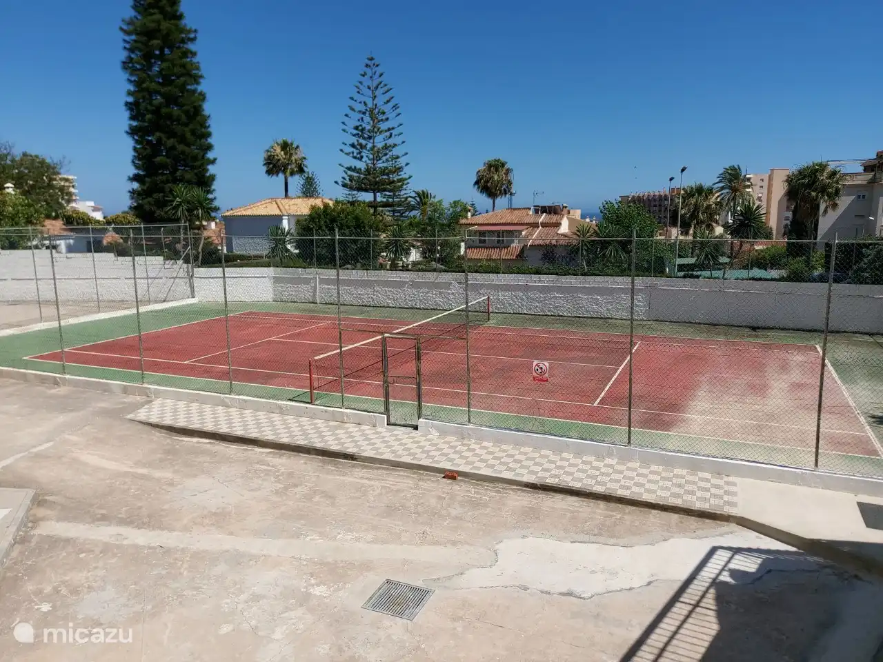 Cancha de tenis en el complejo